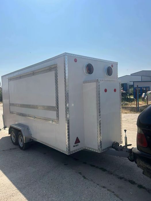 Изрботвам Каравани и търговски фургони за бързо хранене