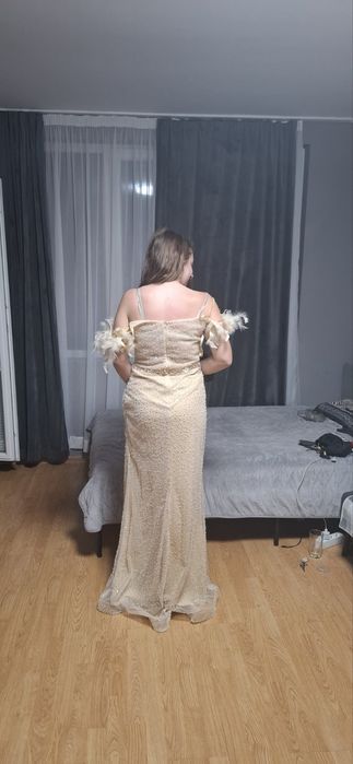 Официална рокля с пера и шлейф