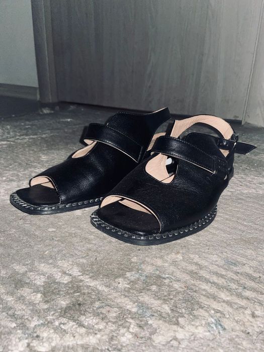 Босоножки чёрные небольшой каблук.