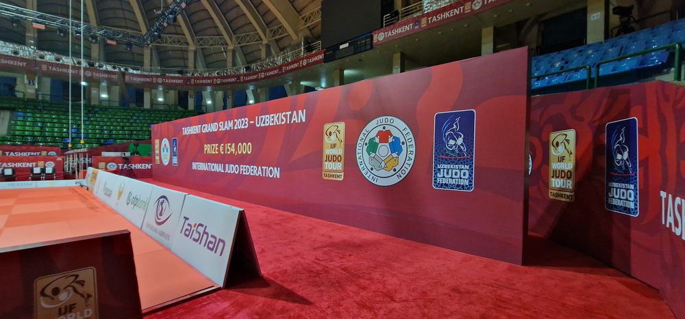 Наружная реклама Реклама на окно,оракал,наклейка,банер