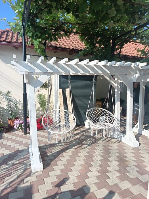 Pergola din lemn solid cu 2 leagane
