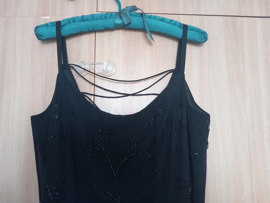 Дамска  официална  черна рокля  с гол гръб размер  40