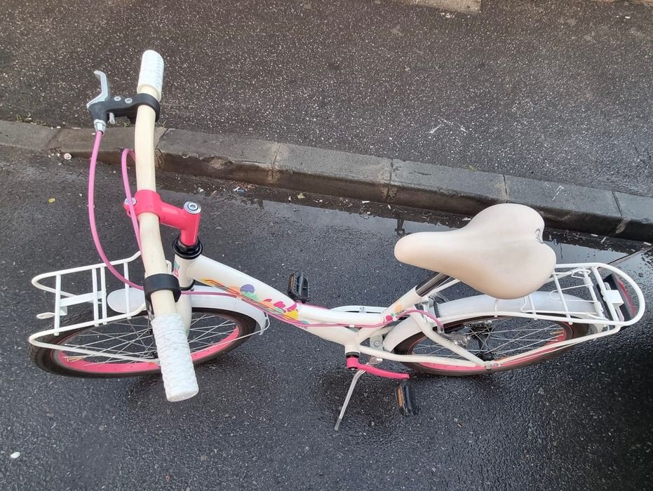 Bicicletă roz, copii 6-10 ani