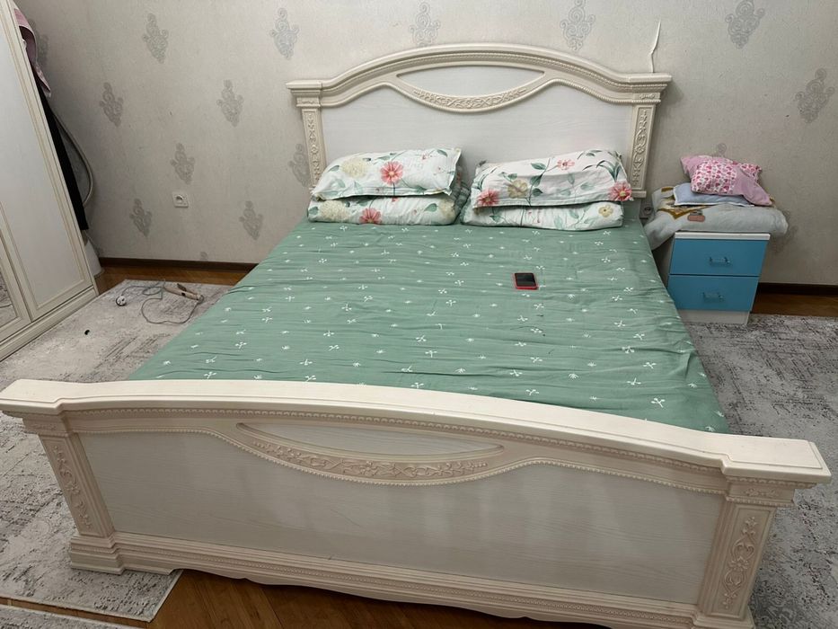 Кровать для спальной комнаты