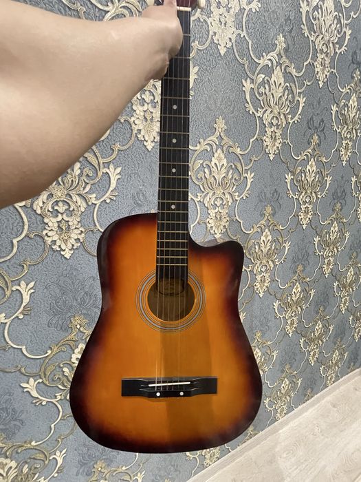 Gitara akustik sotiladi xolati zoʻr yangi urgatiyotganlar uchun mos