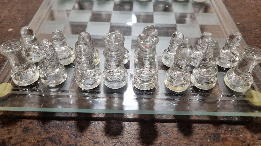 Set de șah din sticlă, cu piese transparente și mate