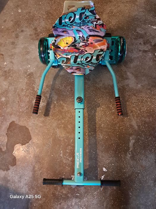 Vând Hoverboard Mega motion cu  scaun .