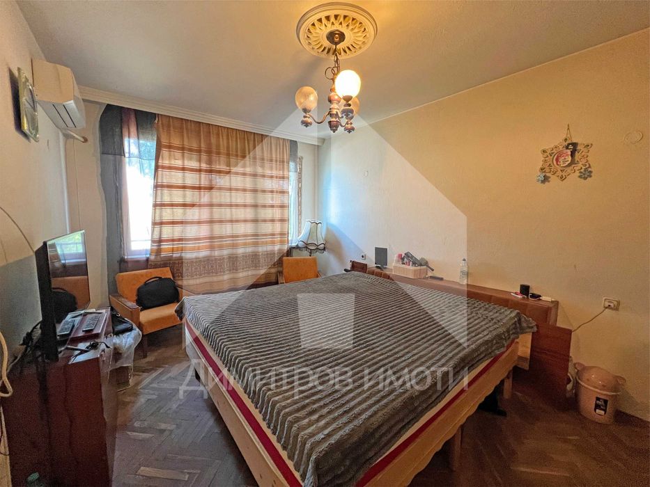 Продава апартамент 111 м2 в тухлена жилищна кооперация център.