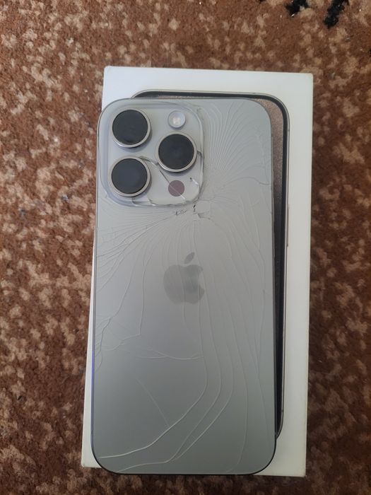 Iphone 15 pro va Samsung a82