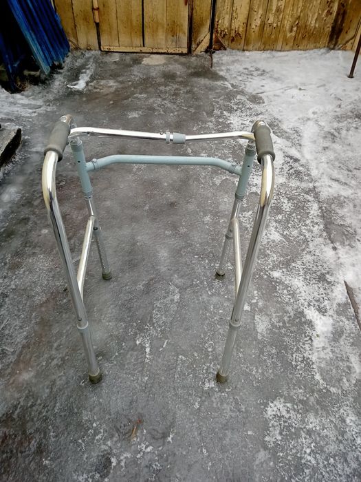 Продам ходунки и шубу