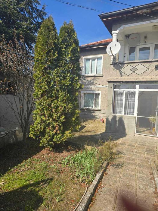 Двуетажна къща с голям двор и стопански постройки в с. Козаново