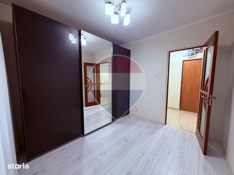 De vânzare apartament 3 camere Zona Universității, Str Ronald Reagen