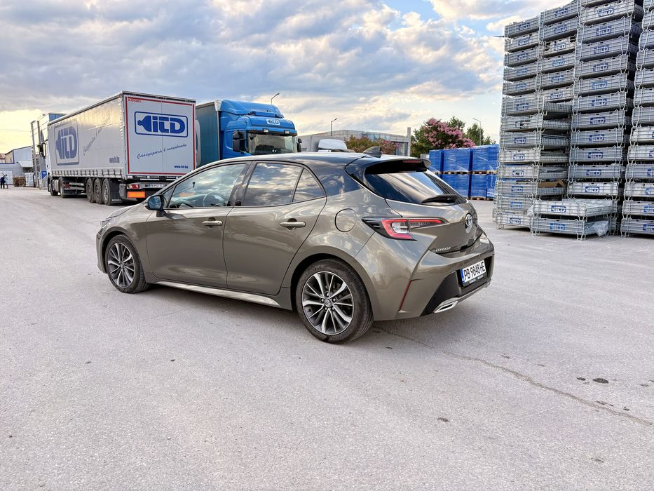 Toyota Corolla 2.0 Бензин Хибрид 184 кс / Bi-Tone