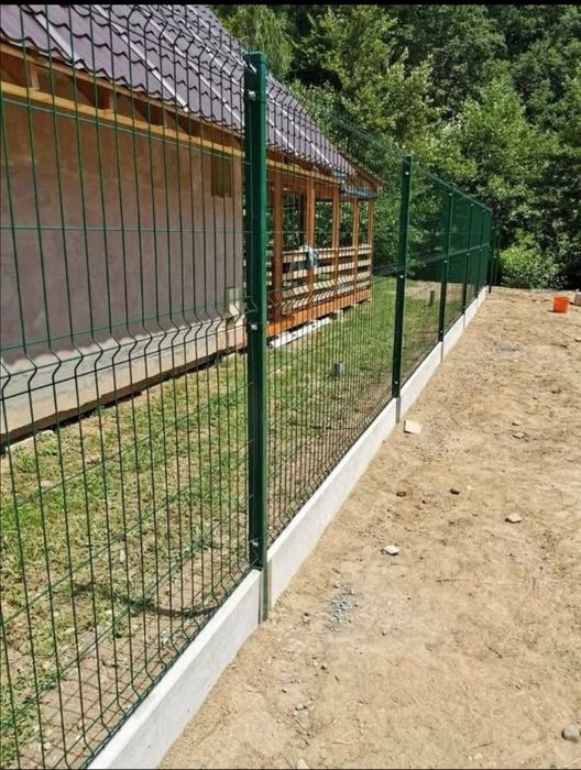 Vînd garduri din plasă bordurată sau sipcă metalică