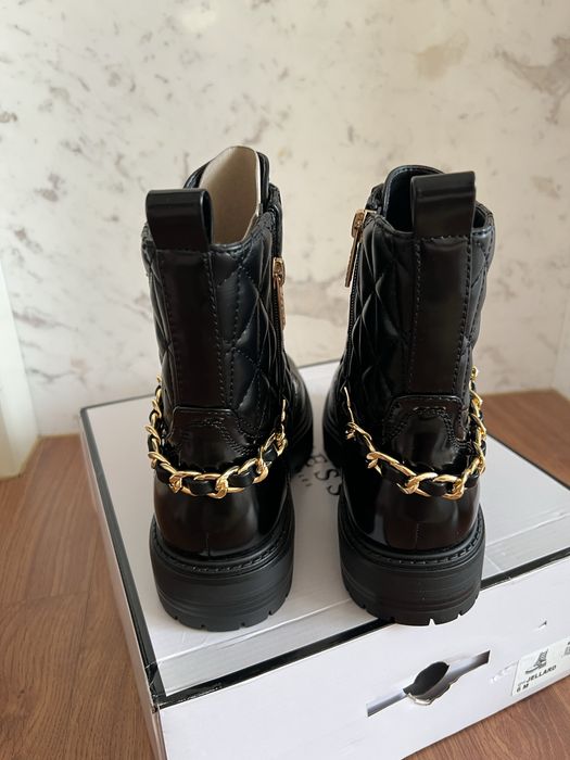 Женская обувь от бренда Guess