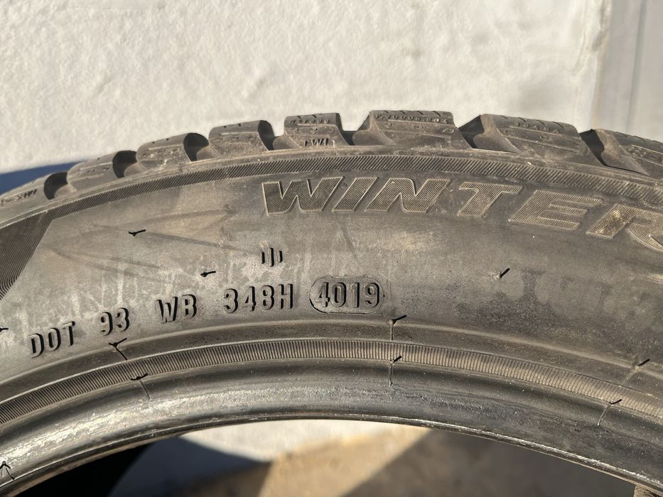 2 бр. зимни гуми 235/45/18 Pirelli DOT 4019 5,5 mm