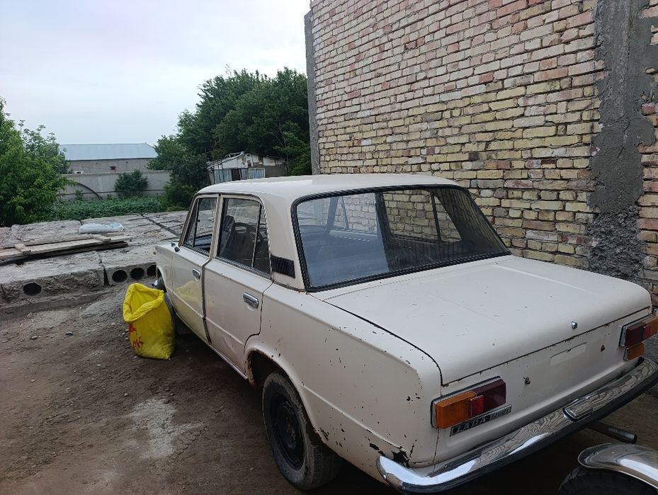 Vaz 2101 yurib turibdi. Yana kelishamiz