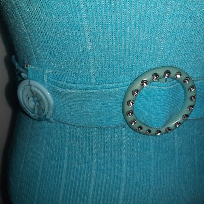 Pulover bleu cu brosa cu blanita si cordon cu catarama office