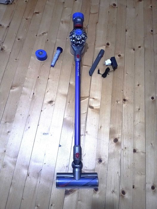Продавам много добра Dyson V7 почистена прахосмукачка с отлична батерия и аксесоари