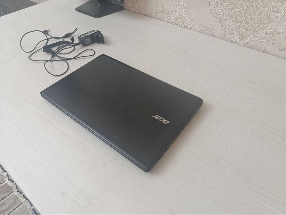 Srochna noutbuk sotiladi Acer Aspire E1 Hotirasi 1 TB