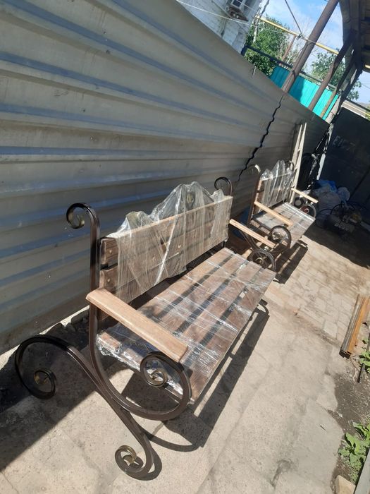 Скамейки и качели