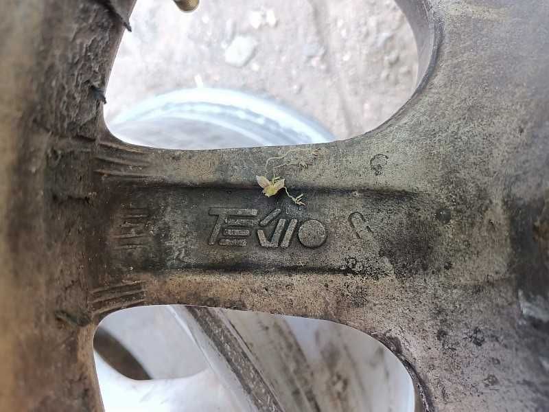 Продам ДВА оригинальных легкосплавных диска