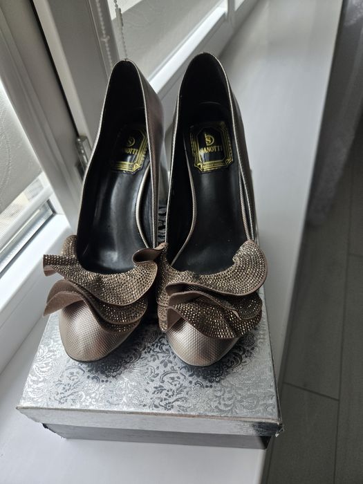 Продаю туфли новые.