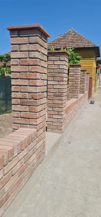 Executam garduri plasa bordurata, 
bolțari, cărămidă aparentă, placi.