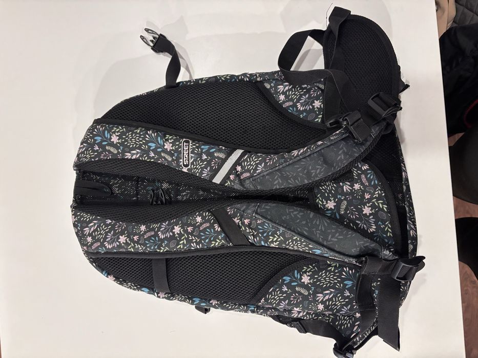 Продавам ученическа раница