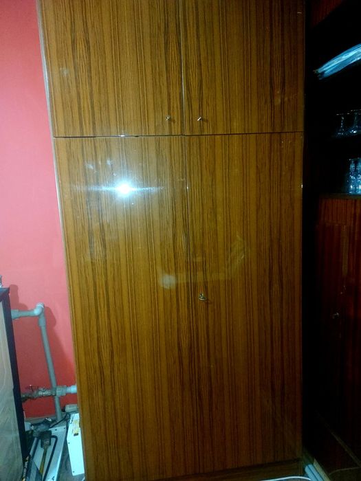 Двукрилен гардероб