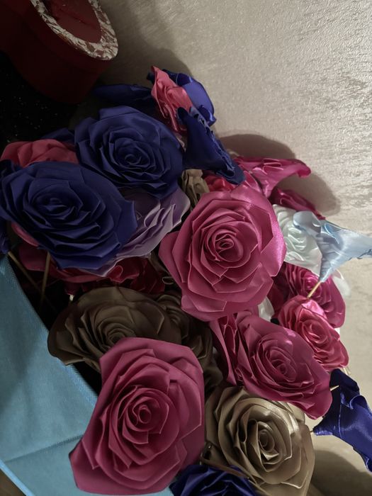 Buchete de trandafiri din satin