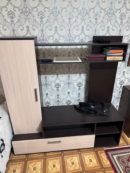 Белых Стульев 6 штук имеется