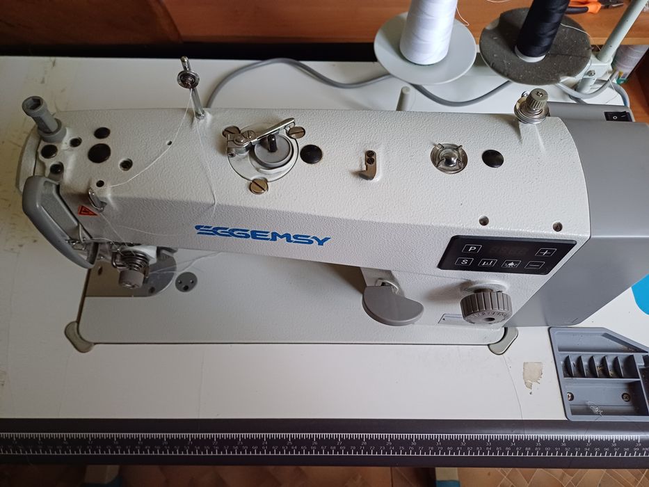 Швейная машина .