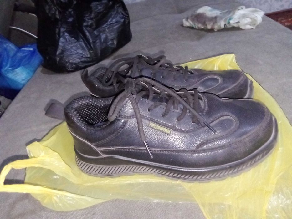 Продам ботинки с железным носом