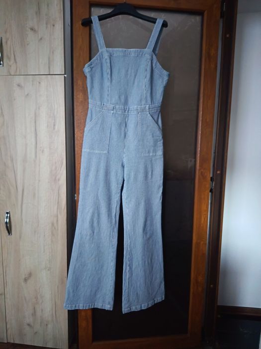 Salopetă din denim mărimea 40, evazată.