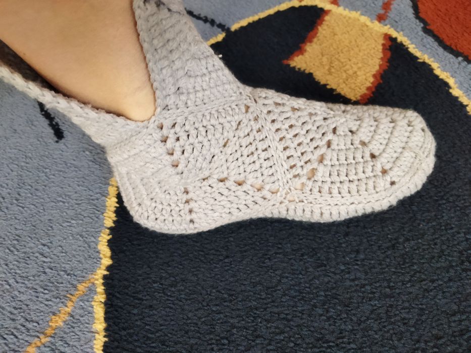Вязаные сапожки и носки