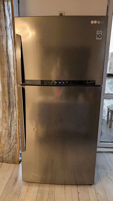 Холодильник LG в хорошем качестве, год пользования