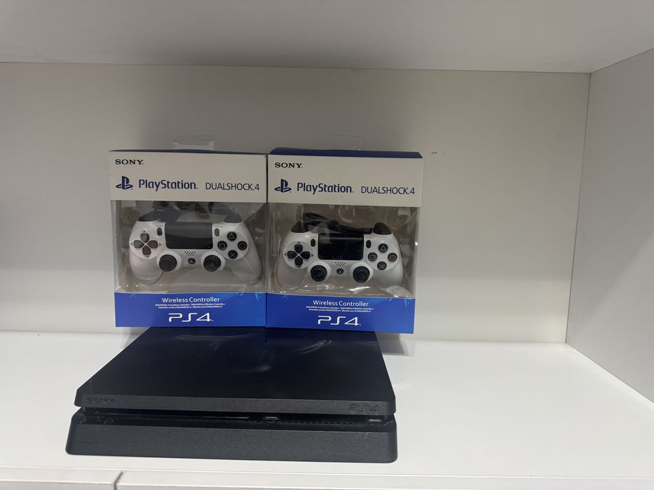 Продается консоль PS четыре