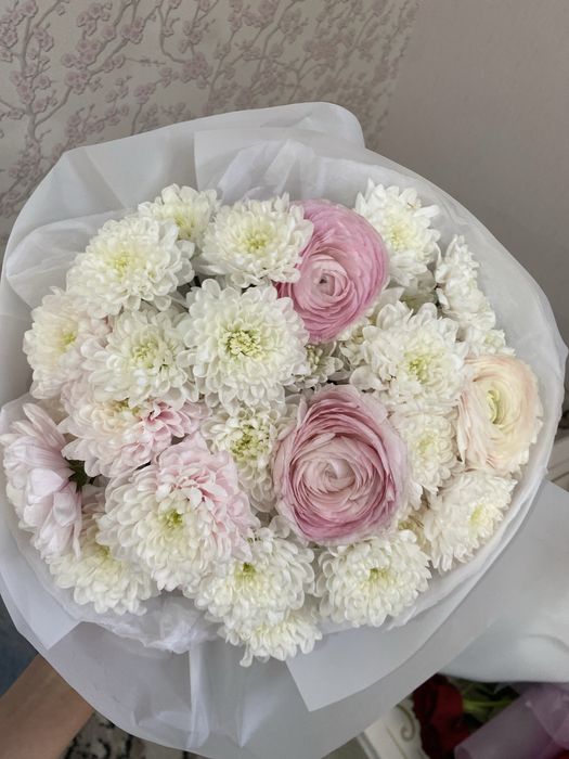 Цветы свежие роза и хризантема