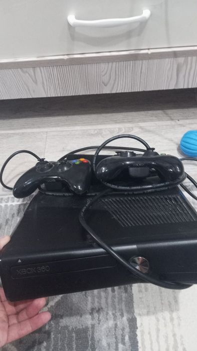 Продам Xbox 360 .