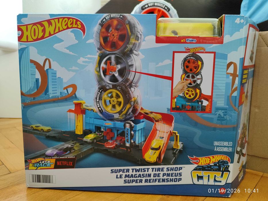 HOT WHEELS™ CITY Гумаджийница - въртележка/център за гуми