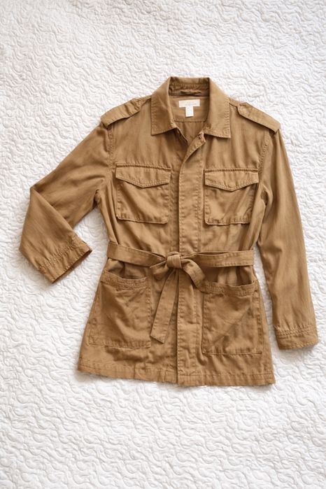 Titlu: Jacheta dama H&M bej stil safari marime S cu cordon