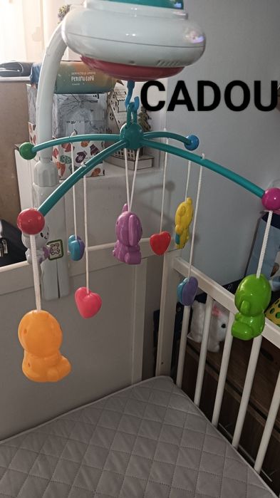 Vând pătuț din lemn cu saltea de cocos