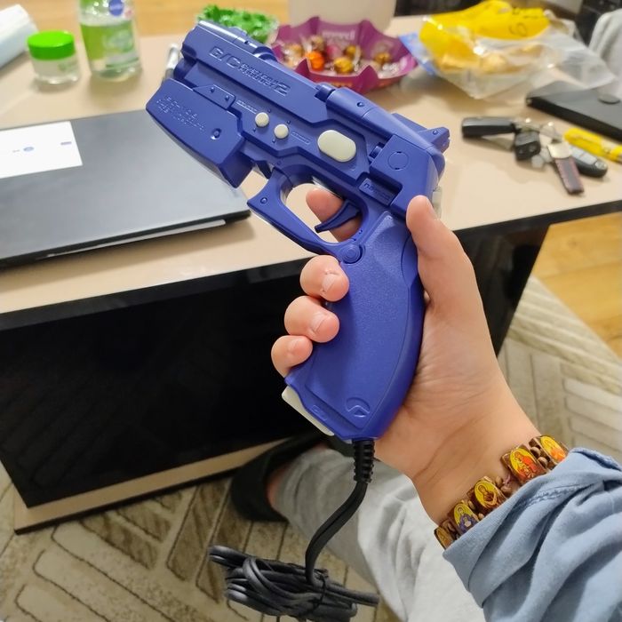 Vand pistol retro de gaming pentru playstation 2, in conditie perfecta