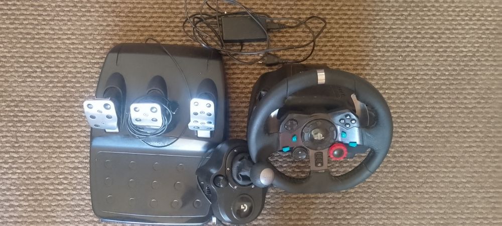 Vând volan gaming Logitech G29