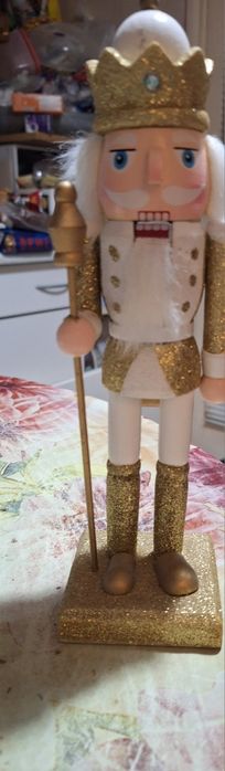 Продавам дървена фигура Лешникотрошачка