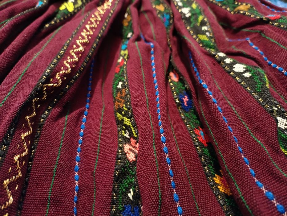 Costumație Tradițională Anul 1981 Pentru  Ocazie Specială or  Expoziți