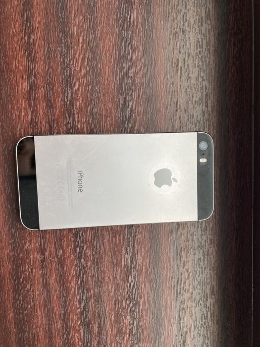 Продам iPhone 5c на запчасти