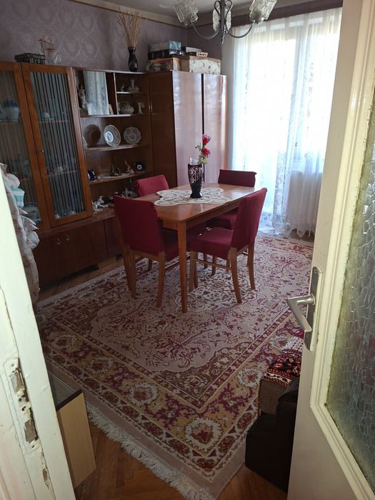 Se vinde apartament cu 2 camere decomandat.