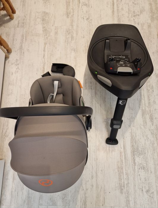 Продавам бебешко столче за кола Cybex Cloud G i-Size с Isofix база Base G и адаптери за количка.